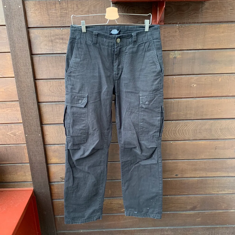 Ett par feta dickies cargo byxorna i bra skick modell är en och 180cm skriv vid frågor / köp bjuda i kommentarerna. Jeans & Byxor.