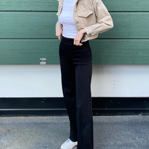 Ginatricot jeansjacka!🥰 - Jättefin vår, sommar och tidig höst jeans jacka från Gina. Perfekt för sena sommarkvällar! Använd 3 gånger och säljer då den bara hängt i garderoben! Köparen står för frakten om man inte möts upp i Östersund!🥰