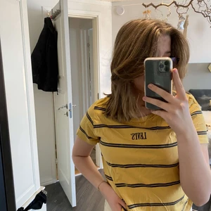 Levis t shirt  - En randig, gul, jättefin t shirt från Levis. Knappt använd och sitter jättebra! Så så fin💕 