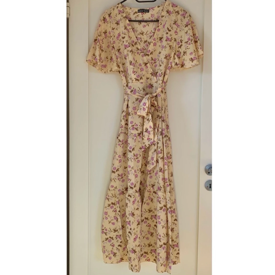 Beige blommig klänning