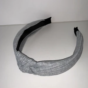 Grått diadem/hårband  - Snyggt grått hårband/diadem! 