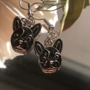 Örhängen  - Underbara och söta örhängen med svart hund. Finns fem stycken kvar! 
