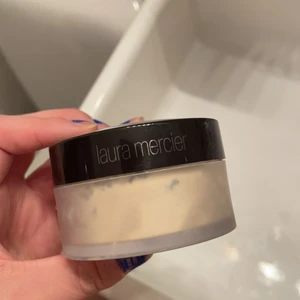 Laura mercier translucent powder - Ett så gott som nytt translucent puder från Laura mercier för att sätta sitt smink. Använt en gång.  Frakt tillkommer på 66 kronor men kan även mötas! 