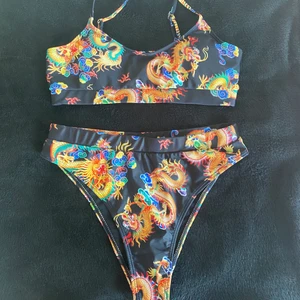 Bikini - En sååå himla fån bikini men överdelen är tyvärr för liten för mig och blir svårt att matcha underdelen med annat, säljer därav den. 