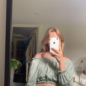 Mintgrön topp - Säljer denna supersöta mintgröna och glittriga festtoppen! Den är offshoulder och ganska kort, storlek XS och inga defekter💗 endast använd några gånger, nyskick! tveka inte med att höra av dig för fler bilder eller om du har några frågor!!💗💗