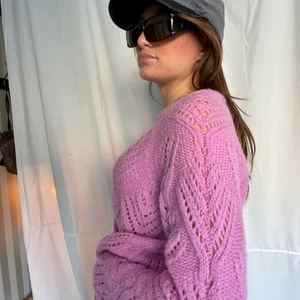 Stickad tröja - Rosa stickad tröja med snyggt mönster. 