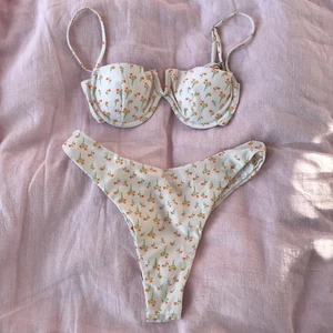 Bikini  - SÄLJER UT MIN GARDEROB FÖRST TILL KVAR DET MESTA FÖR MAX 100kr❗️❗️Bikini i storlek S, alldrig använd med trosskyddet kvar, går att ta ut inläggen i överdelen! Köpt på shein men tror att den är slutsåld då jag inte kan hitta den där längre🥰