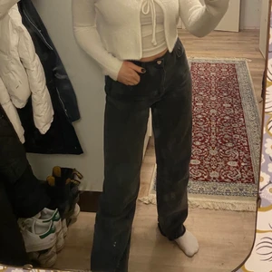 Svarta jeans  - Säljer dessa jeans från Zara som jag köpt här på Plick. Tycker om dom jätte mycket men är i behov av pengar. De är perfekta på mig som är 175 cm lång (går att klippa kortare)