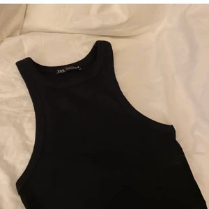 Ribbad topp från Zara - Pågrund av oseriösa köpare så lägger jag ut denna annonsen igen. Denna toppen är helt oanvänd då jag köpte fel storlek , köparen står för frakt på 20kr och OM DU VINNER BUDGIVBINGEN MÅSTE DU KÖPA!!