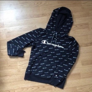 Champion Hoodie - Nästan helt oanvänd hoodie från Champion. Felfri och i nyskick! Säljer eftersom jag inte använder den då jag helst inte använder märkeskläder. Betalning sker via swish