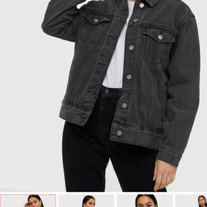Oversized jeans jacka från Nelly  - Oanvänd oversized jeansjacka från Nelly i storlek 34. (Köparen står för frakt)