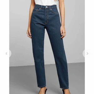Weekday jeans modell lash - Säljer mina mörkblå jeans från weekday då de inte kommer till användning. Använda ett fåtal gånger men så gott som nya💙 tror ej de säljs på weekday längre i denna färg, storleken är W27 L28. Nypris 500kr
