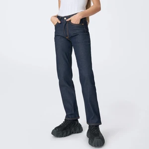 Eytys Cypress Raw 26 NYSKICK - OBS! Endast samma modell som på bilderna, se bild 3 för färg. Sjukt snygga blå jeans med ljusa sömmar från eytys. Färgen finns inte att köpa längre. Fin rak modell, baggy för den med mindre storlek. Endast använda en gång!!! Nypris 1900 kr