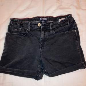 Superfina jeans shorts från Tommy Hilfiger. I en fin svart färg. Den är i bra skick. Köpare står för frakt💕