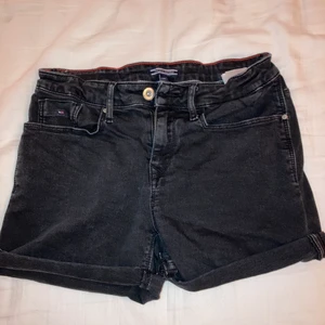 Jeans shorts från Tommy Hilfiger  - Superfina jeans shorts från Tommy Hilfiger. I en fin svart färg. Den är i bra skick. Köpare står för frakt💕
