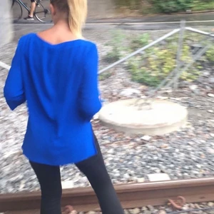 Blus - Hej jag säljer en blå blus från zara i xs. Säljer den för 150kr ink spårbar frakt.