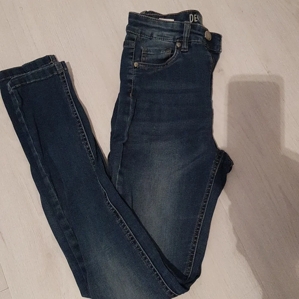 🌸Perfekta jeans för dig med lite längre ben.               . Jeans & Byxor.