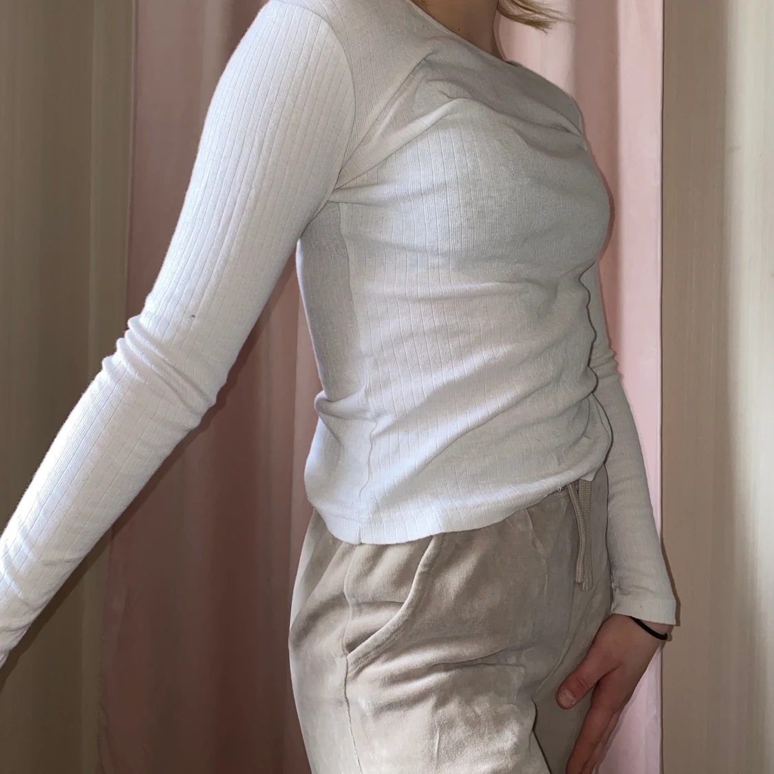 Vit ribbad långärmad tröja