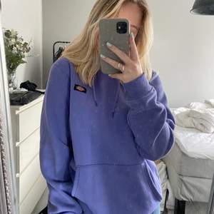 lila supercool dickies hoodie köpt på carlings, fin hoodie har tyvärr inte kommit till använd så nyskick💞❣️ hör gärna av er om ni är intresserade pris kan diskuteras, storlek xs men passar nog xs-m