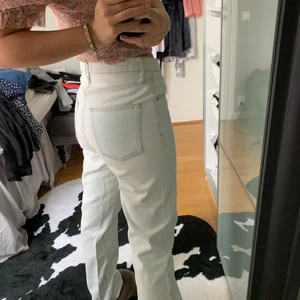 Skit snygga ljusa jeans - Säljer dessa super snygga jeans då de ej kommer till användning längre. Sitter super snyggt på. Skriv privat för fler bilder, jeansen har tyvärr någon fläck så hör av er för fler bilder! 