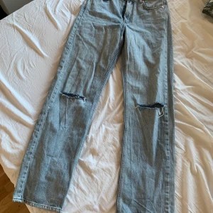 carin wester jeans storlek 38 - 🤌🏼 säljer dessa jättesköna jeans från carin wester (åhlens) då de blivit för små i midjan på mig. passar mig bra i längden och är 170, passar runt 165-175 skulle jag säga. säljer för 200 kronor + frakt (kan sänka pris vid snabb affär) 🤌🏼
