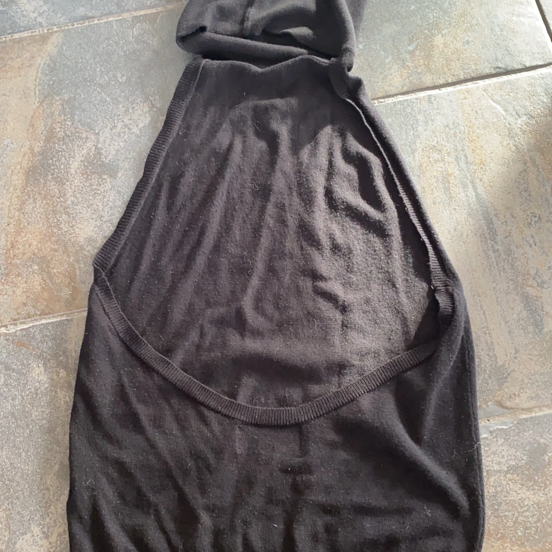 Svart polotopp med öppen rygg - 91