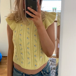 Gul tröja/väst från Zara - Sista bilden visar inte färgerna rättvist, men säljer endast för jag inte använt den på ett tag.