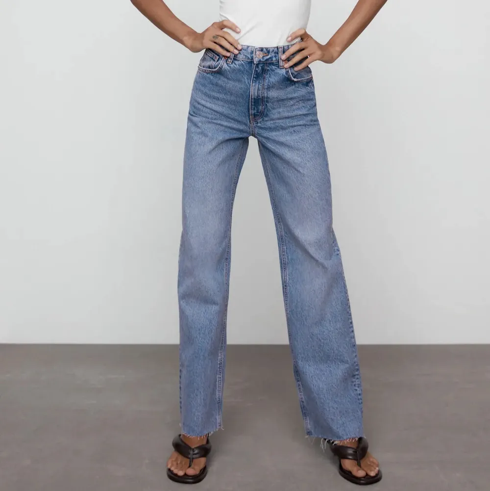 Jag säljer nu Mina superfina zara-jeans i modellen ”Wide leg full length” 6045/026. De är i superfint skick och är endast använda några få gånger, men rensas ut då jag hade behövt en storlek mindre🥺 frakt tillkommer, men priset kan gå ner vid snabb affär🥰 skriv om ni vill ha fler bilder!🥰. Jeans & Byxor.