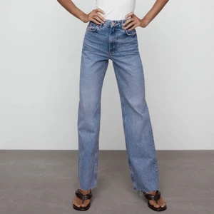 Zara Jeans - Jag säljer nu Mina superfina zara-jeans i modellen ”Wide leg full length” 6045/026. De är i superfint skick och är endast använda några få gånger, men rensas ut då jag hade behövt en storlek mindre🥺 frakt tillkommer, men priset kan gå ner vid snabb affär🥰 skriv om ni vill ha fler bilder!🥰