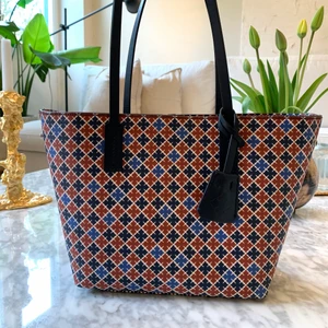 Malene birger väska  - Malene birger väska i perfekt skick! Använd ett fåtal gånger men helt utan slitage/fläckar. Väldigt unik färgkombination som inte finns att köpa mer 💜 det är den mindre modellen 12,5 x 48 x 28. Nypris 2 199:- 