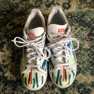 RARE ADIDAS STAN SMITH SKOR - Stan Smith skor med fina färger perfekt för sommaren 