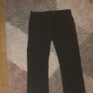 Stone island jeans  - Mått se bild.   Slitage: det är ett litet hål men det syns knappt när man använder dom. Det är inga problem att sy för den kunnige. Därav det billiga priset. Gratis frakt.