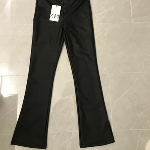 Skinnbyxor  - Svarta skinnbyxor med slits på sidan, dem är stretchiga och riktigt snygga men tyvärr lite för små för mig