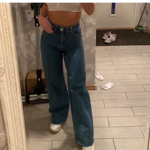Zara jeans - Säljer mina slutsålda zara jeans. Köpta här på Plick men var en aning korta på mig som är 173cm. Väldigt snygg passform och snygg blå färg, aldrig använda