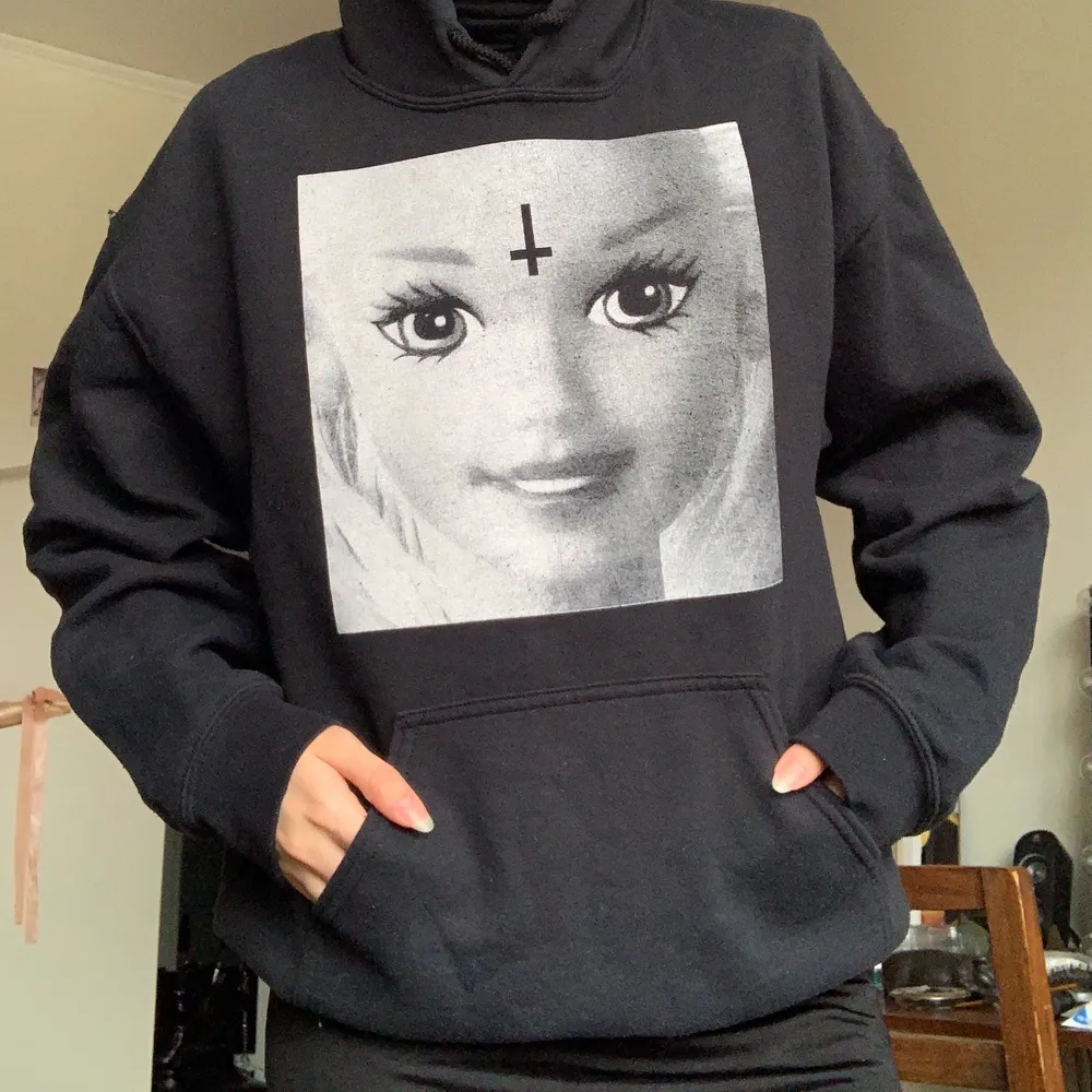 Mysig hoodie med ikoniskt tryck från Nikki lipstick. Den har varit med några år så säljer den billigt! . Hoodies.