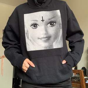Mysig hoodie med ikoniskt tryck från Nikki lipstick. Den har varit med några år så säljer den billigt! 