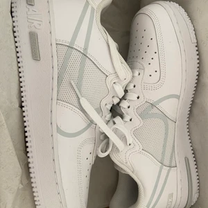 Air Force 1 Epic React  - Använda en gång, tyvärr för stora för mig. Storlek 41 1/3, sitter som 42! I perfekt skick, inköpta för 1200. Tar emot bud från 500kr :-)