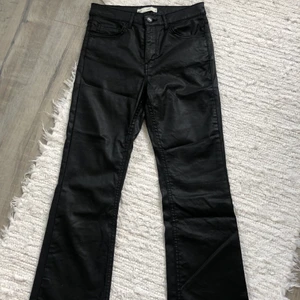 Byxor - Skinn byxor köpa från Gina tricot, använda en gång. Köparen står för frakten 