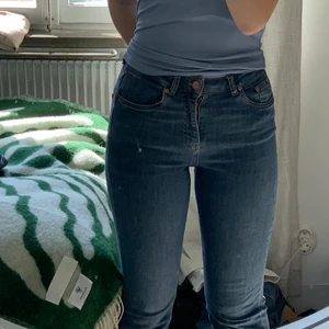 Bootcut byxor - Ett par fina bootcutbyxor ifrån Gestuz . Bra skick men är ganska använda, och är långa för mig som är 168.  Köpta för ca 1500kr🥰 de är stretchiga