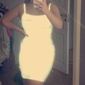 Reflex-Klänning  - - Supercool reflex-klänning från Sixth June! Endast testad, lapp och allt är kvar. Så gott som ny! - Storlek S  - Nypris ca 350kr (Pris kan alltid diskuteras)