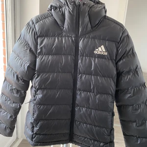 Adidas vinter jacka stl S - Jackan är i mycket fint skick, vinter jacka mot vind och regn, stl S