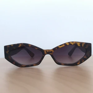 Solglasögon med mönstrade bågar - Solglasögon med mönstrade bågar och brun/lila glas 🦋