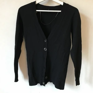 Långkofta med knappar, Benetton, 100% ull  - Underbart skön kofta från United colors of Benetton i 100% ull. Så himla mjuk och skön! Litet längre modell. Mellan vanlig och lång. Passar XS eller S, möjligen M för tightare passform. Litet luddig från annat ull, men fixas såklart bort vid sälj!   Kan mötas i Stockholm eller skicka mot fraktkostnad! ✨🌸✨