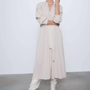 Zara Rustik Klänning - Aldrig använd från zara. Så snygg perfekt till sommaren. Passar på mig som är 160.