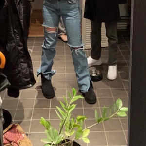 Slutsålda!! - Säljer dessa slutsålda modellen från pull and bear. Sitter sjukt snyggt dock långa i modellen så dem går ner i marken på mig som är  165   men sitter bra på längre också. Vi fler köpare blir de budgivning💓 storlek 36. Ser nya ut VARJE BUD HÖJ ME 20