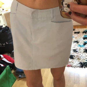 Kjol - Ljusblå kjol i skaterstil 