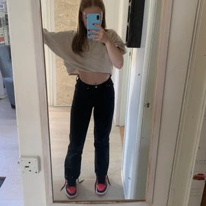 Levis jeans  - Så sjukt fina Levis jeans i modellen ribcage straight! I storlek 25 och Väldigt bra skick. 400kr först till kvarn!!