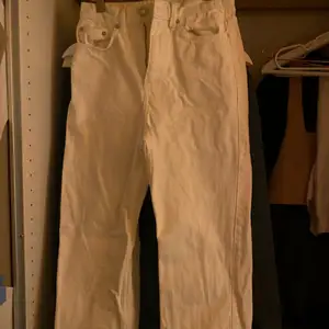 vita highwaist jeans från weekday! köptes för 500 och säljer pga att de är för små och ej används💕💕