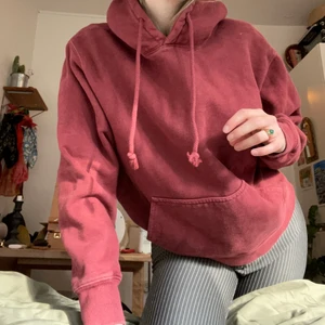 Mysig Hoodie - Jättesnygg smutsröd hoodie köpt på Urban Outfitters. Så skön, perfekt för en sommarkväll! 🌸 