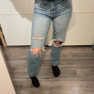 Jeans från Ginatricot - Säljer dessa super fina jeansen från Gina som inte sitter sådär jättebra på mig, där av har de inte kommit till användning . De är i storlek 36. Köparen står för frakten. Rök och djur fritt hem! OBS står inte för postens slarv!